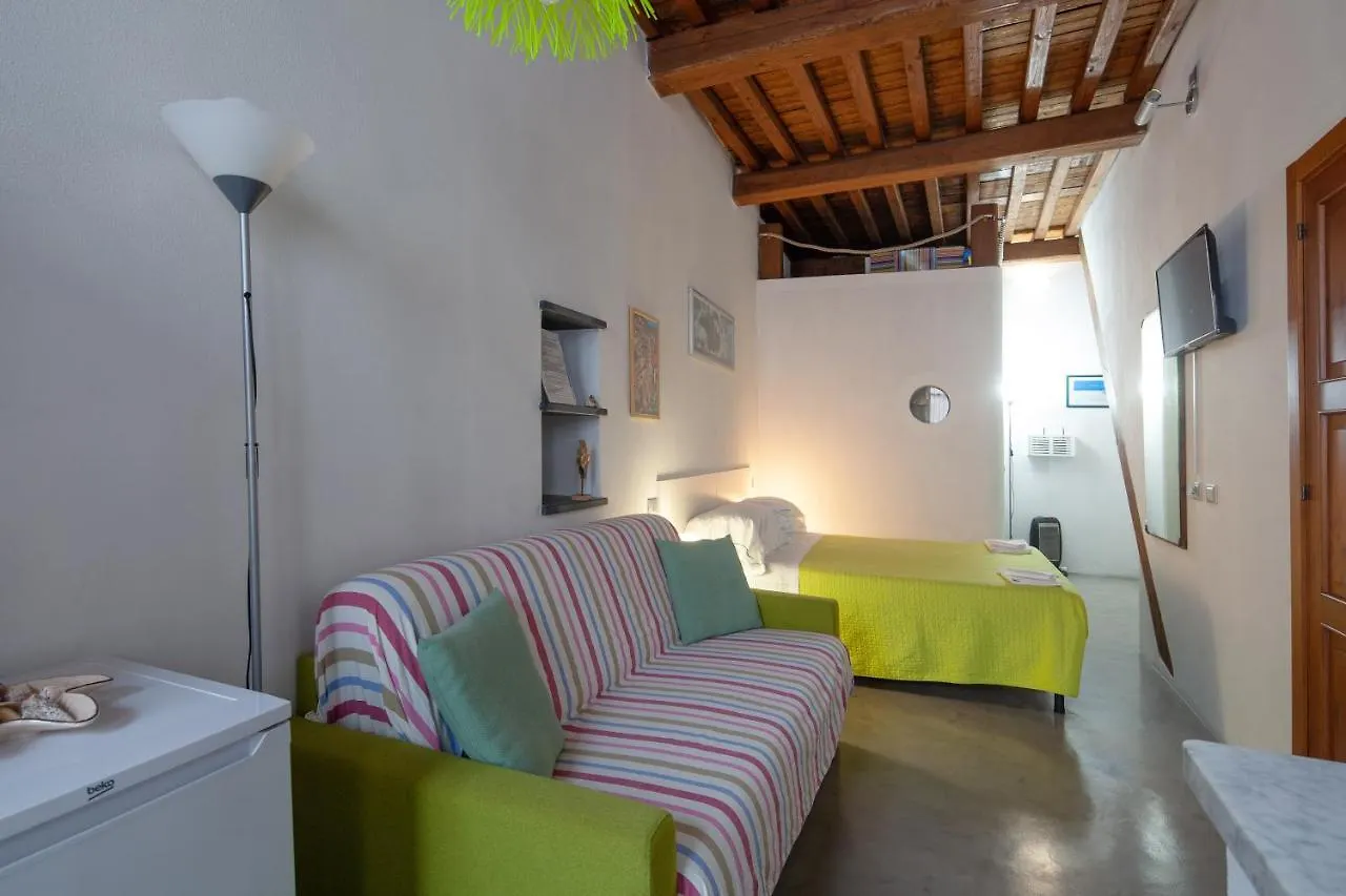 Ludovica Studio - Backpackers House Vernazza 0*,  Italië